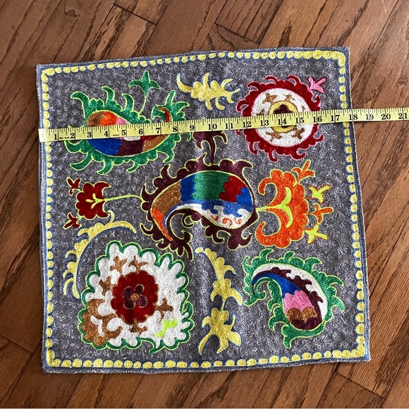 Beautiful embroidered decorative pillow case - Picture 4 of 7